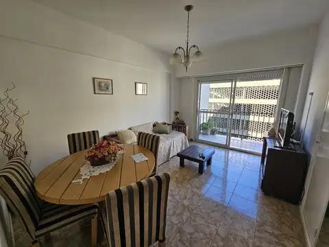 Departamento 2 ambientes c/Dependencia de servicio en zona Centro