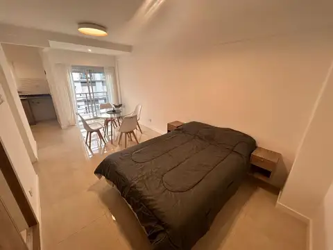 Moambiente a la calle con balcón saliente y vista lateral al mar