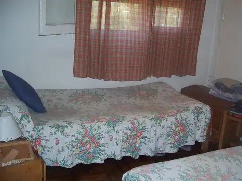 departamento de tres ambientes primer piso con amplio patio frente a la estacion.