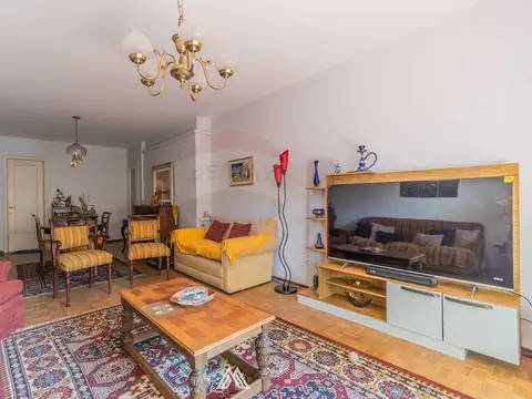 Venta 2 dormitorios y servicio,  balcón al frente.