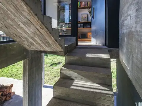 CASA 2 DORM. 3 BAÑOS - LOTE 1 HA. - URIBELARREA