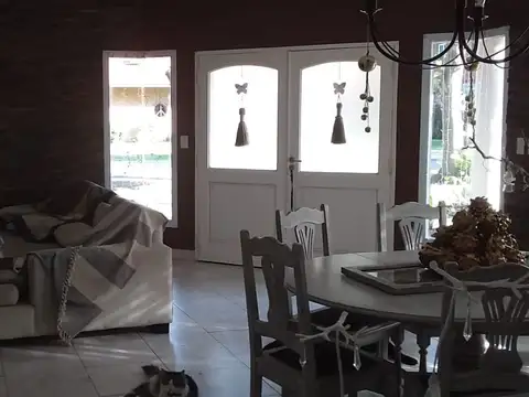 Casa 4 ambientes con 2 baños