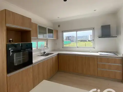 Casa 6 ambientes con 4 baños