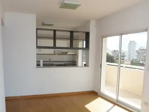 Dos ambientes al contra frente  con balcón