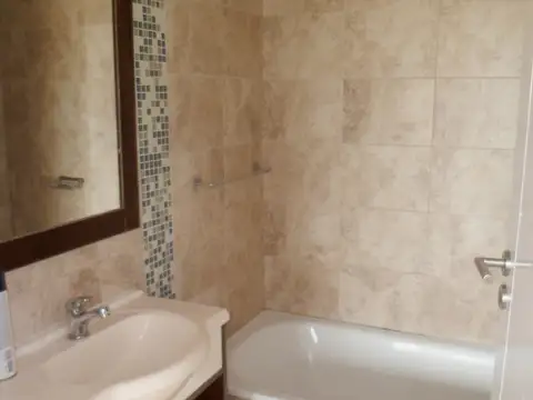 Dos ambientes al contra frente  con balcón