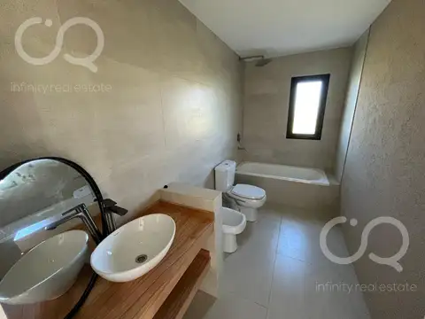 Casa 5 ambientes con 3 baños