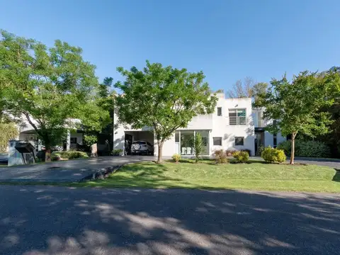 Casa en Venta con 2 cocheras