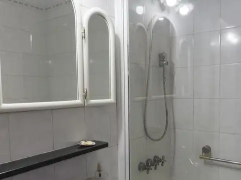 Depto. de 4 ambientes con dependencias y cochera.