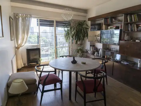 Depto. de 4 ambientes con dependencias y cochera.