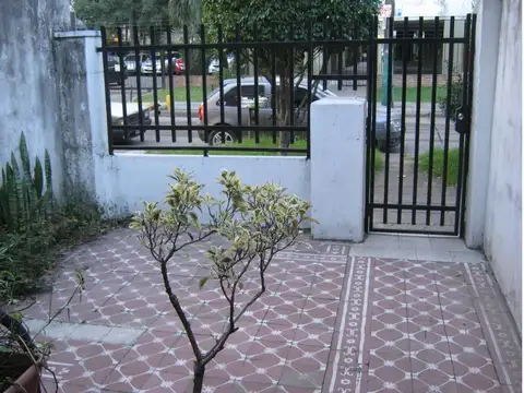 Depto Tipo Casa en Venta en Villa Raffo, USD 110.000