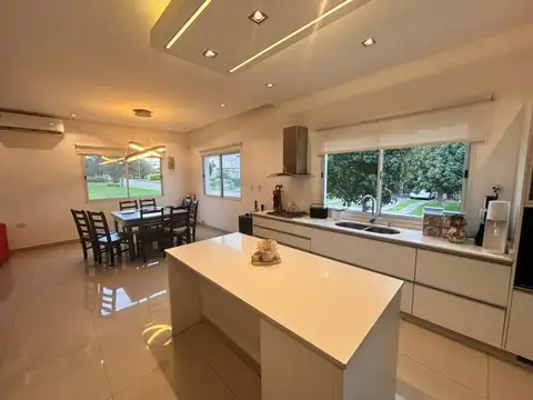 Casa 6 ambientes con 3 baños