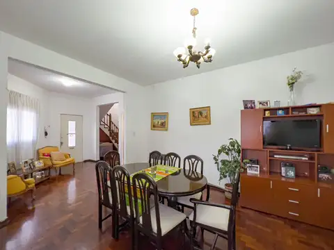 Casa en venta de cuatro dormitorios en Luis Agote. Con jardín y cochera.