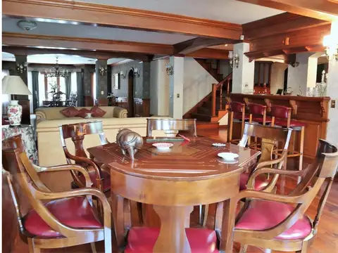 Casa en Alquiler con 6 cocheras