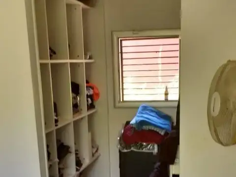 EXCELENTE CASA DE TRES DORMITORIOS, AMPLIA Y LUMINOSA