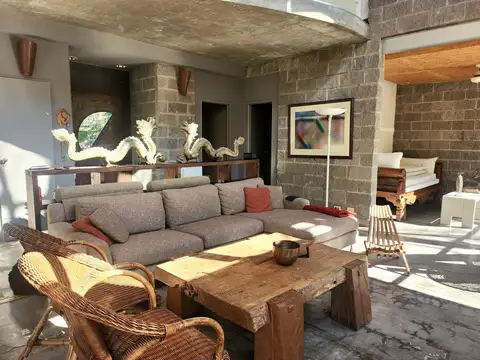 Casa 6 ambientes con 2 baños