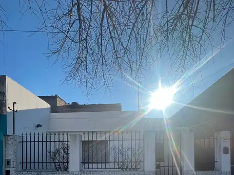Venta casa 2 dormitorios + comodin con patio y terraza – Barrio La Guardia, Rosario