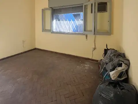 CASA AMPLIA DE DOS DORMITORIOS, CON RETIRO AL FRENTE, PATIO, PARRILLA , TERRAZA