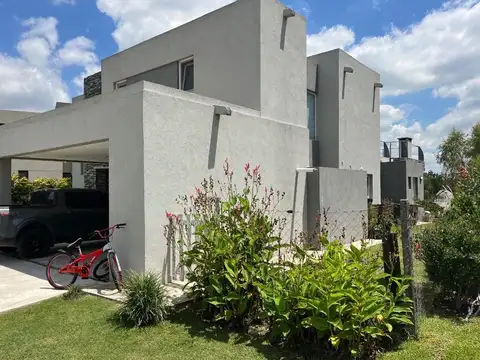 Casa 6 ambientes con 5 baños