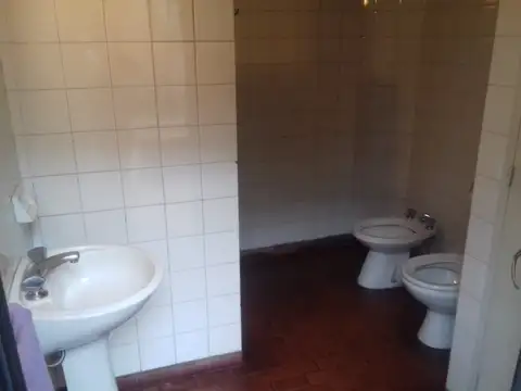 NUEVO VALOR   CASA 7 AMB CON PATIO CON , GALERIA, QUINCHO, PATIO C/PARRILLA