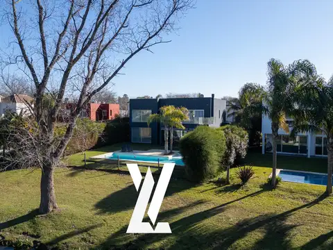 Casa en Venta con 4 cocheras