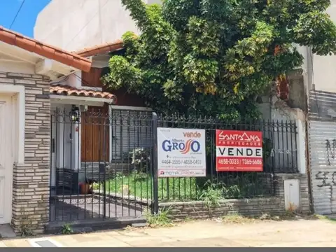 Casa Ramos Sur 3 ambientes a reciclar , a 2 cuadras av .de Mayo lote 8.66 x 20.69
