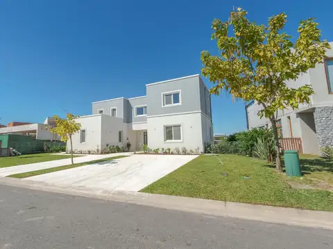 Casa en Venta con 3 cocheras