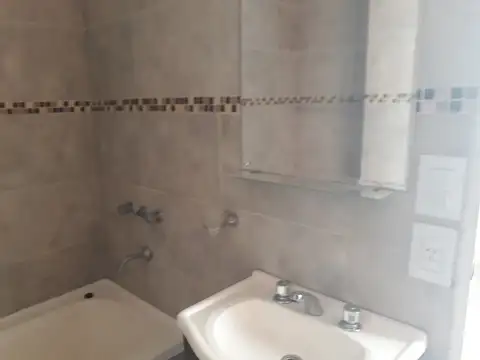 Departamento de 2mb, co n balcon corrido.-