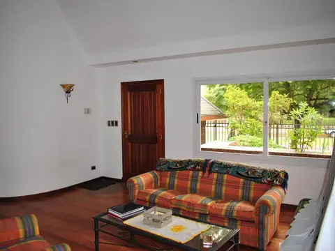 Casa en Venta con 3 cocheras
