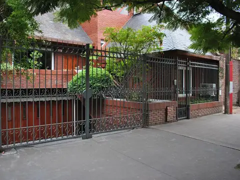 Casa en venta - 6 dormitorios 5 baños 3 Cocheras - 360mts2 - La Plata