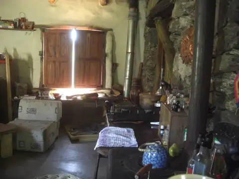 CASA DE MONTAÑA EN LA POBLACION TRASLASIERRA CON VERTIENTE