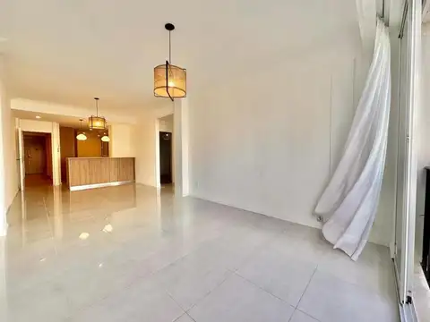 Departamento 3 ambientes a la calle con balcón francés