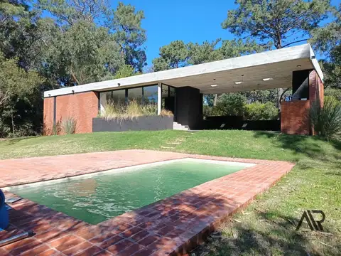 Casa en venta c/ cochera en Piriápolis