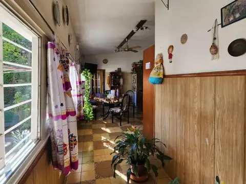 HERMOSA CASA CON FONDO Y PARRILLA EN MORENO