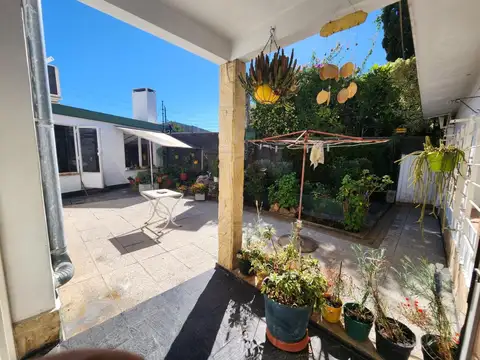 HERMOSA CASA CON FONDO Y PARRILLA EN MORENO