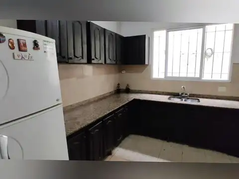 Casa 6 ambientes con 2 baños