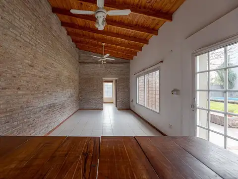 Casa 1 dormitorio en Roldan con pileta