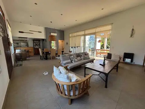 Casa 4 ambientes con 2 baños