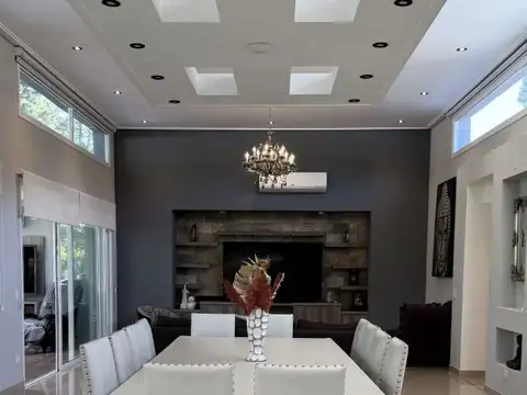 Casa 5 ambientes con 4 baños