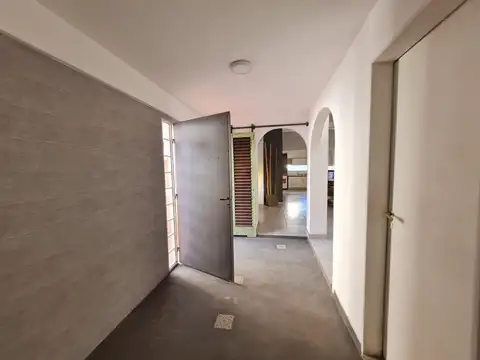 CASA 4 AMB, LOTE 8,66x26, C/PATIOS Y JARDIN/ENTR. AUTO