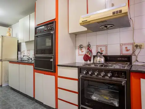 HERMOSA CASA CON PISCINA, GARAGE  CABALLITO