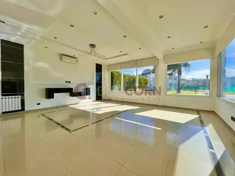 Casa en Venta con 6 cocheras