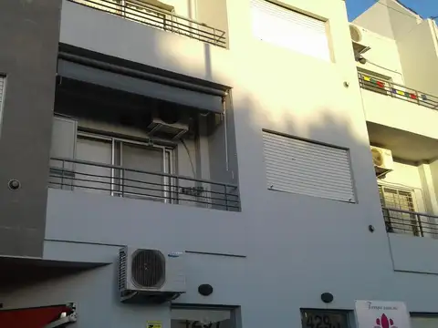 Depto 2 amb al frente c/balcón