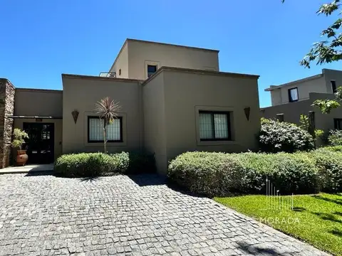 Venta Casa en  Barrio cerrado Santa Clara sobre lote de 700mts 5 ambientes