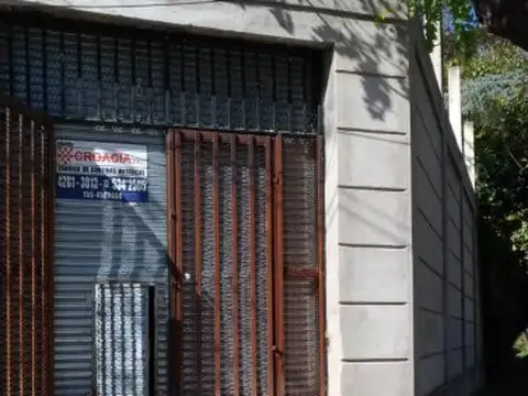 VENTA - Amplio Deposito/Local en esquina