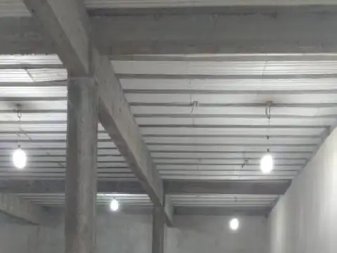 VENTA - Amplio Deposito/Local en esquina