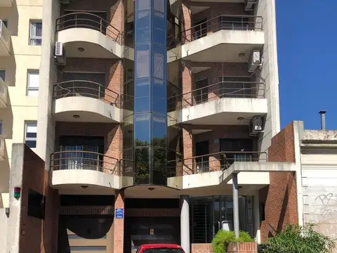 Cochera sobre Av San Martin  proxima Av Maipu