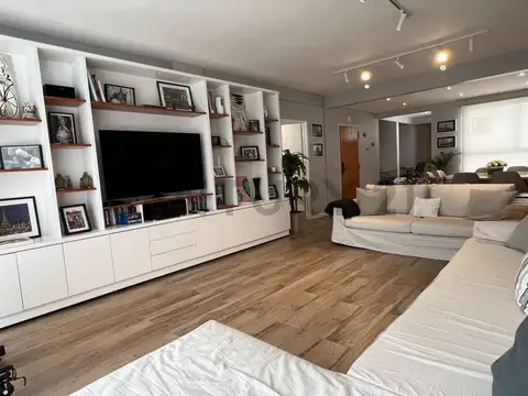 Venta Departamento 4 Ambientes con dependencia y cochera de Categoría en Flores