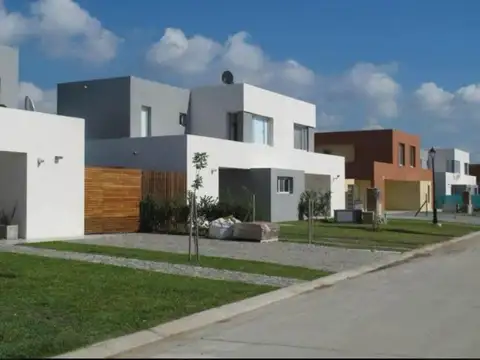 Casa En Venta En Barrio Casas De Santa Guadalupe, Pilar Del