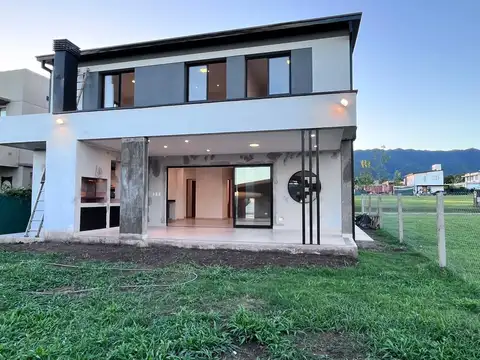 Casa en Alquiler con 2 cocheras