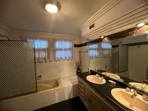 Casa 5 ambientes con 4 baños